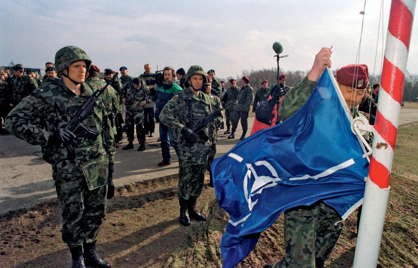 Wciąganie flagi NATO na maszt w 6. Brygadzie Powietrznodesantowej, Kraków, 1999 r.