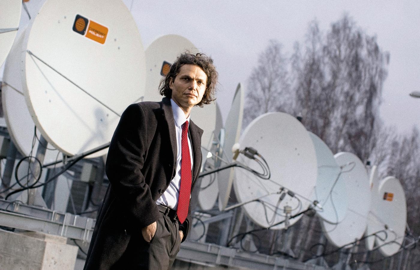 Domink Libicki, prezes Cyfrowego Polsatu, przy wielkim satelitarnym centrum nadawczo-odbiorczym na obrzeżach Warszawy.