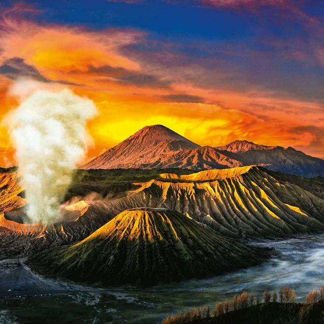 Czynny wulkan Bromo na Jawie, chętnie odwiedzany przez turystów o wschodzie słońca. W tle Semeru, najwyższy szczyt wyspy.