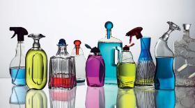 Były czasy, gdy przy porządkach stosowano jedynie ług, piasek, mydło i ocet – ale nie z uwagi na przesadną dbałość o zdrowie, lecz niski poziom higieny i cywilizacji.