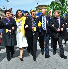 Po marszu do Europy, przyszedł czas na marsz po przywództwo w UE. Janusz Lewandowski (drugi z prawej) w tej roli mamy przede wszystkim ochronić UE przed rozpadem.