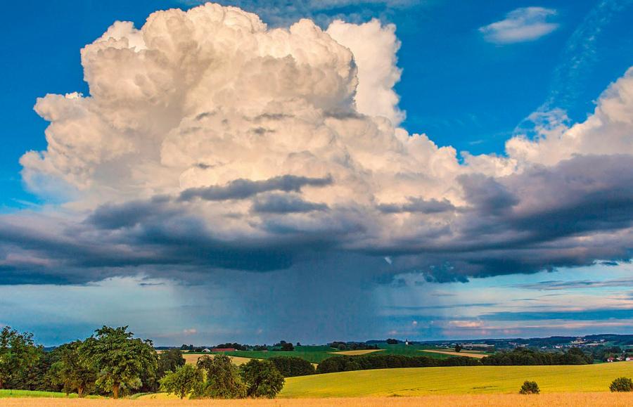 Chmura kłębiasta typu cumulus congestus, której towarzyszy turbulencja o umiarkowanej intensywności (nie jest groźna dla samolotów, ale lepiej mieć zapięte pasy).