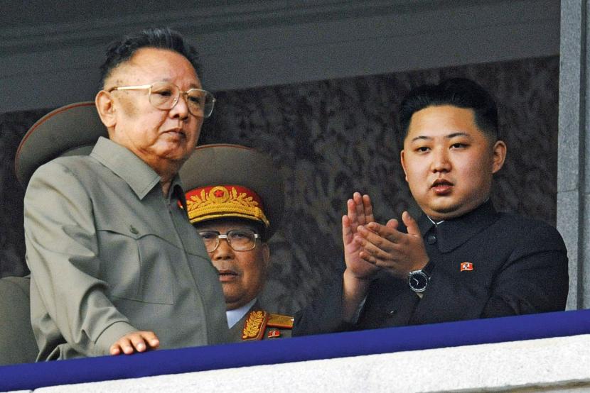 Kim Dzong Il (z lewej) miał obsesje na punkcie zdrowego żywienia, które miało mu zapewnić długowieczność.