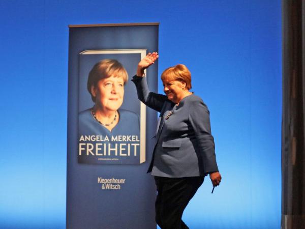 Z kart jej wspomnień przebija duma. Ale i szczere, jak się wydaje, niedowierzanie, że ten niezwykły sukces – objęcie urzędu kanclerza – był w ogóle możliwy.