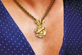 Wisior z Jezusem dźwigającym krzyż.