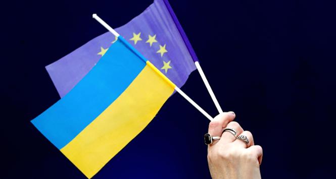 Flagi Ukrainy i Unii Europejskiej