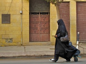 Nikab - strój zakrywający całą twarz z wyjątkiem oczu. Można go również nosić z ruchomą zasłoną na oczy. Na zdjęciu kobieta w nikabie na ulicach Kairu.
