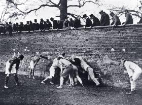 Wall Game - jedna z gier, z których wyrosła piłka nożna. Eton, ok. 1925 r.