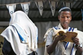 Falaszowie – etiopscy Żydzi w czasie modlitwy szabasowej.