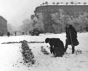17 grudnia 1981 r. Krzyż na placu Zwycięstwa: pojawia się (za sprawą mieszkańców) i znika (za sprawą władz).