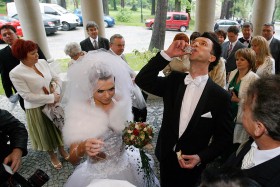 Jak donosi prasa: w małym mieście na Dolnym Śląsku ślub wziął znany aktor serialowy, Łukasz Płoszajski. (Śmigłowiec tej pary widzieliśmy na początku galerii) Bielawa, maj 2008 r.