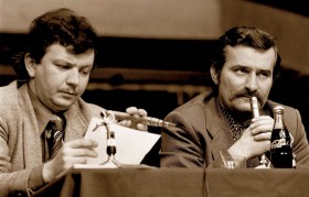 Andrzej Rozpłochowski z Lechem Wałęsą w sierpniu 1981 r