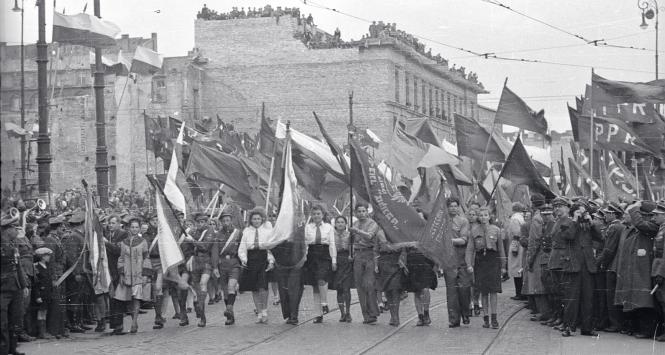 W pochodzie pierwszomajowym, ul. Nowy Świat w Warszawie, 1947 r.