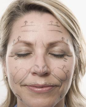 „Osiągnęliśmy etap, kiedy operacje plastyczne stały się elementem obowiązującego kodu kulturowego. Są dostępne jak wizyty w sklepie obuwniczym” - zauważa pisarka Dominique Browning.