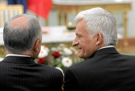 Jerzy Buzek (na zdjęciu z Lechem Kaczyńskim) został najważniejszym polskim napastnikiem w lidze europejskiej. Będzie problem, gdzie go upchać po powrocie do kraju z uwagi na niepokojąco dużą popularność.
