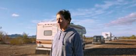 Frances McDormand jako 60-letnia outsiderka w „Nomadland” Chloé Zhao.