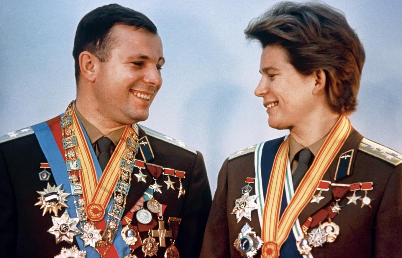 Wszyscy kosmonauci otrzymywali tytuł Bohatera ZSRR. Na zdjęciu Jurij Gagarin i Walentyna Tiereszkowa.