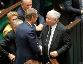 Prezes PiS Jarosław Kaczyński gratuluje Donaldowi Tuskowi objęcia stanowiska prezydenta UE, Warszawa, 1 października 2014 r.