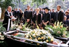 Michael C. Hall jako homoseksualny przedsiębiorca pogrzebowy w serialu „Sześć stóp pod ziemią”