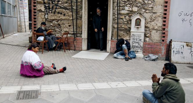 Ateny – na ulicach miasta nie było tylu bezdomnych i żebrzących od czasu ostatniej wojny domowej.