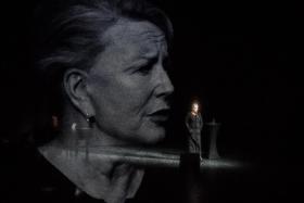 Krystyna Janda w spektaklu „Zapiski z wygnania” w reżyserii Magdy Umer.