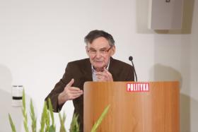 Wita i przemawia Marian Turski, szef działu historycznego POLITYKI.