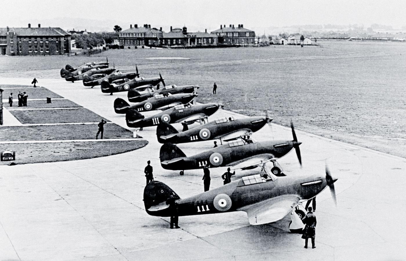 Pierwsze hurricane’y dostarczone do jednostki bojowej na lotnisko Northolt w 1938 r., później latały w Bitwie o Anglię.