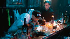 Kadr z serialu „Ślepnąc od świateł”.