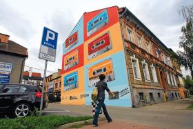Gorzów - ten mural przypomina, że miasto było kiedyś kojarzone z produkcją kaset magnetofonowych.