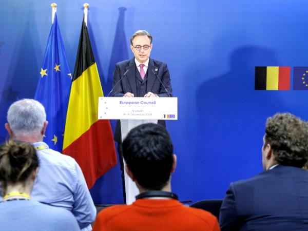 Belgijski premier Bart De Wever rozmawia z dziennikarzami podczas szczytu UE, który decydował o pożyczce reparacyjnej dla Ukrainy z zamrożonych aktywów Rosji. 19 grudnia 2025 r. 