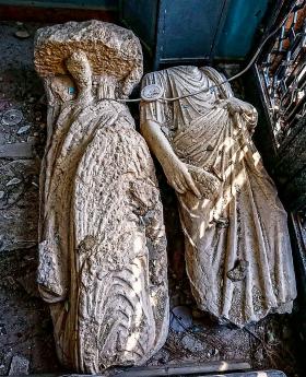 Obcięte posągom głowy są sprzedawane na czarnym rynku.