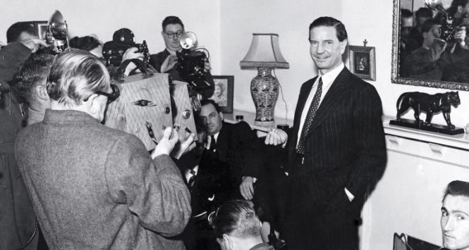 Podczas konferencji prasowej, 1955 r.