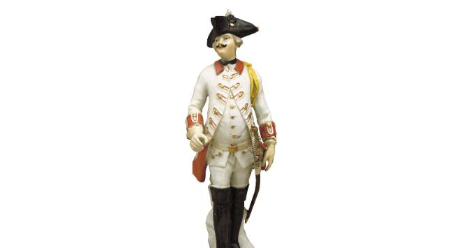 Porcelanowa figurka żołnierza z manufaktury miśnieńskiej, Saksonia, ok. 1760 r.