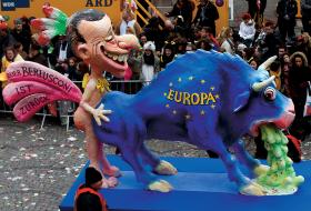 A tak powrót Berlusconiego widzą Niemcy - parada karnawałowa w Dusseldorfie.