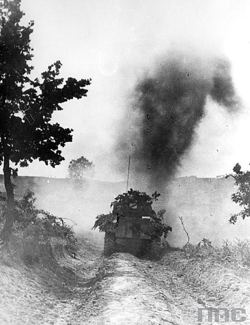 7–10 sierpnia, polskie czołgi na polnej drodze. Dymy z płonących Shermanów częściej zasnuwały niebo niż te z maszyn wroga. Pierwsze walki były trudną nauką, że Niemcy mają mocniejsze czołgi, ale my mamy ich więcej i uratowane załogi dostaną rano nowe.