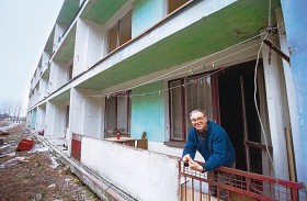 Leonard Żybiński, ostatni gość 5-tysięcznego hotelu ruiny. Żarnowiec, 2005