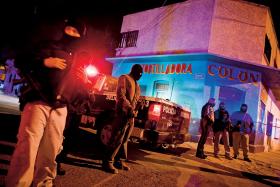 Władze głównie absorbuje narkowojna, w której giną nawet wysocy funkcjonariusze państwa.