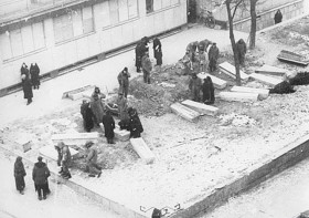 Jedna z ekshumacji w latach 1944-1949. Skwery, place i podwórka zastępowały cmentarze. Wiele piwnic było grobowcami.