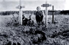 Julia Fedak, Jerzy Fedak i Zofia Hosowska przy grobach Anny Hosowskiej (babci Jerzego Fedaka) i Daniela Hosowskiego (dziadka Jerzego Fedaka, sędziego ze Złoczowa), Januszewka, Kazachska SRR, 1942 r.