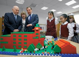 Prezydent Miedwiediew i mer Łużkow jeszcze w kwietniu 2010 r. wspólnie podziwiali dziecięce budowle z klocków.