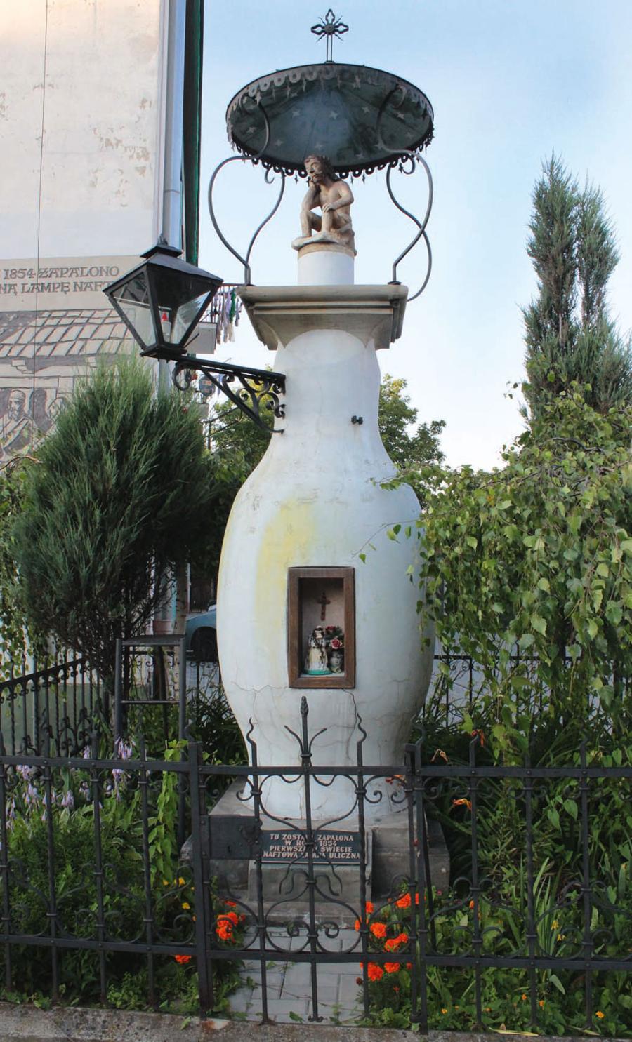 Kapliczka w kształcie lampy naftowej (Gorlice).