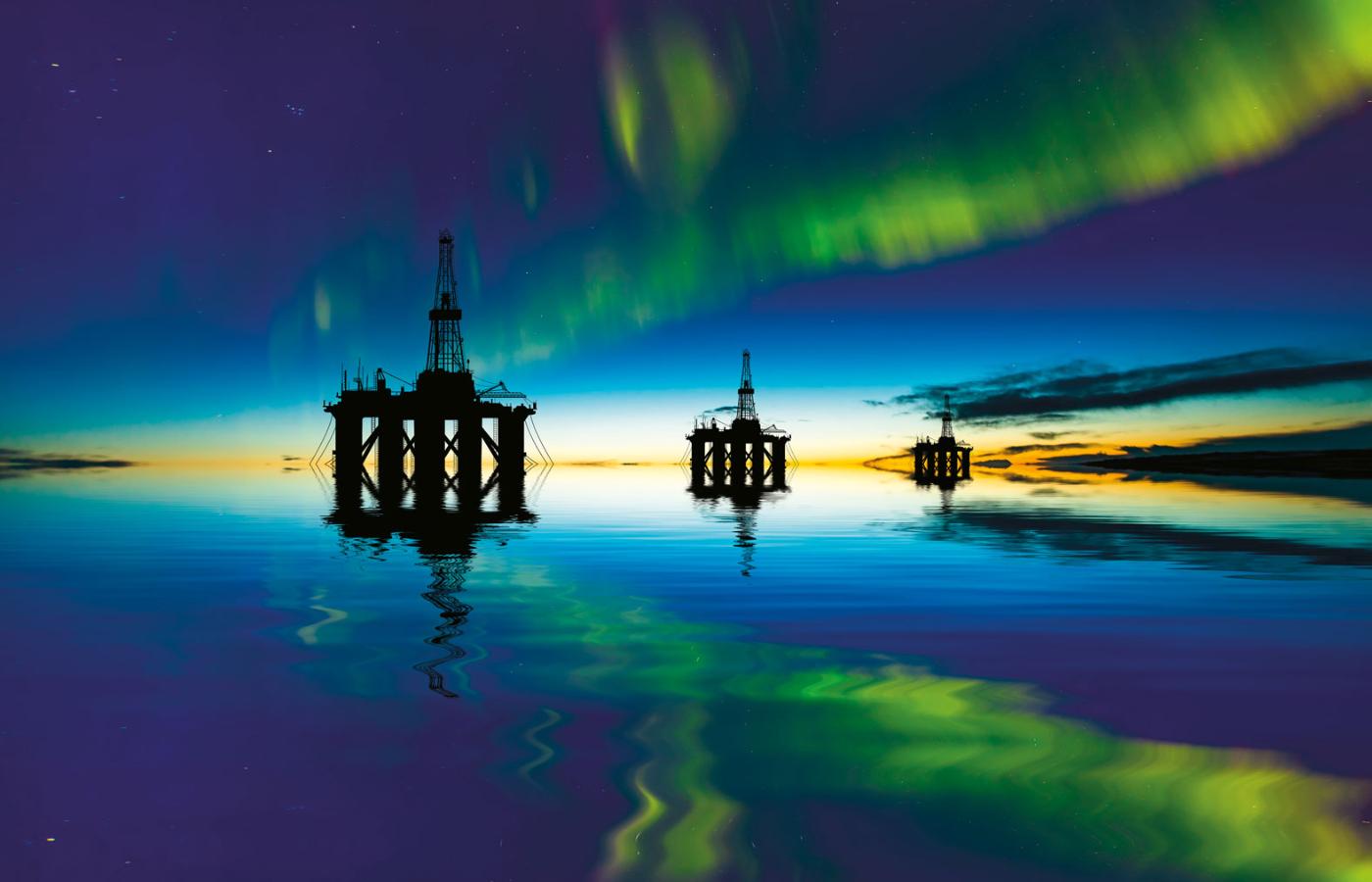 Platforma wiertnicza na Ekofisk, jednym z najstarszych złóż ropy naftowej w norweskiej części Morza Północnego, na tle zorzy polarnej.