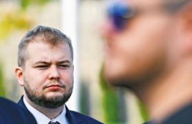 Michał Moskal na zdjęciach najczęściej pozuje z podwiniętymi rękawami koszuli, jakby komunikował ciągłą gotowość do pracy. Dziś nie ma sensu wojna kulturowa z lewicą, trzeba działać długofalowo – mówi.