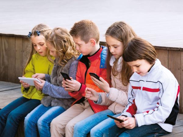 Wiedza o higienie cyfrowej dzieci i nastolatków pochodzi głównie ze szkoły, lecz dzieci siedzą z telefonami również na domowej kanapie.