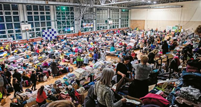 Uchodźcy z Ukrainy w punkcie pomocy, hala Ośrodka Sportu i Rekreacji w Hrubieszowie.