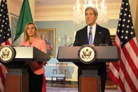 Włoska minister spraw zagranicznych Federica Mogherini i amerykański sekretarz stanu USA John Kerry podczas konferencji w Waszyngtonie, maj 2014 r.