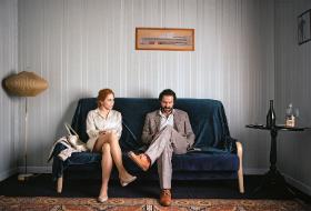 Karolina Adamczyk jako Karin i Piotr Stramowski jako jej lekarz w spektaklu „Twarzą w twarz” w reż. Mai Kleczewskiej.