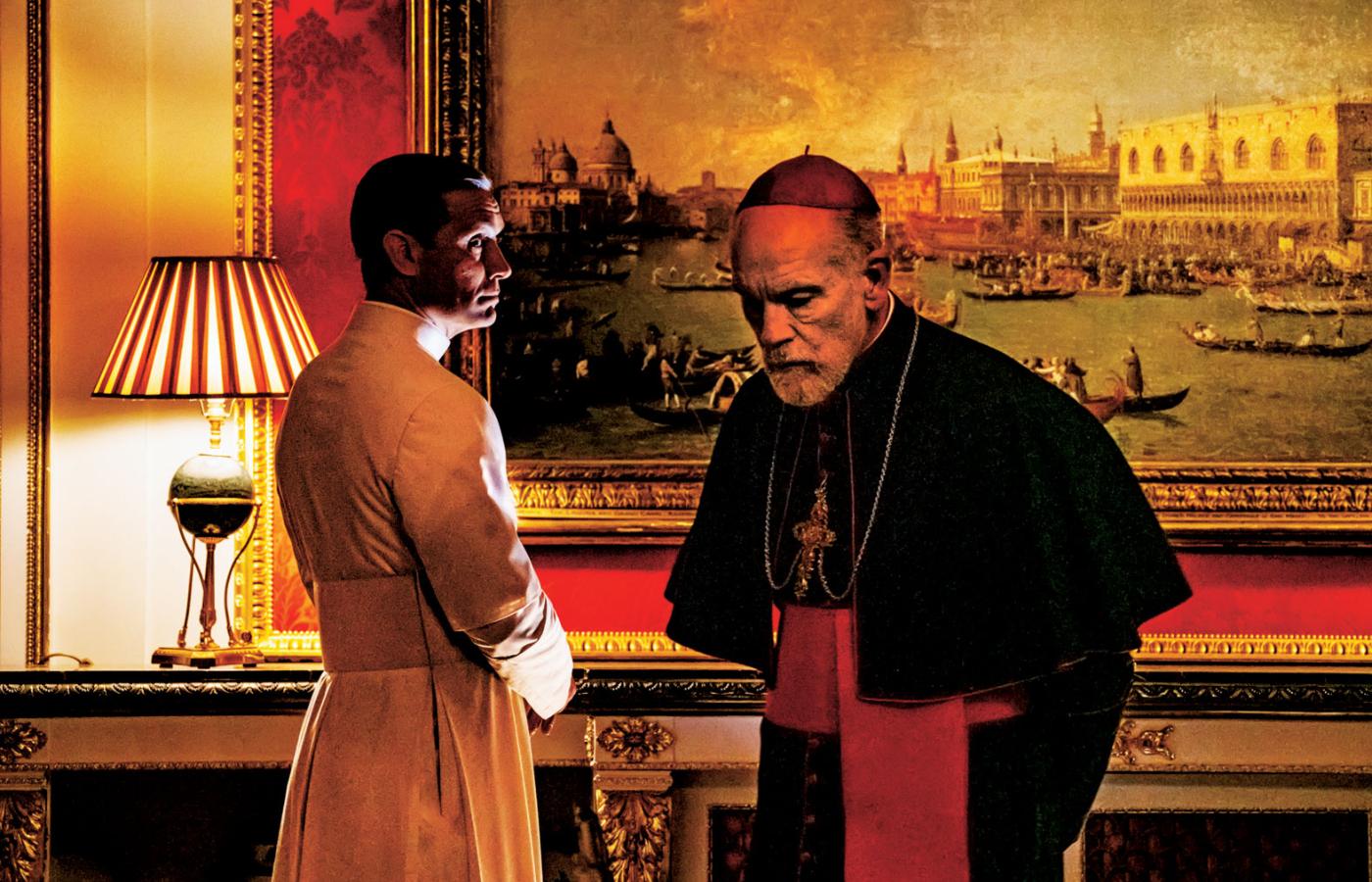 Scena z wchodzącego w styczniu na ekrany serialu HBO „Nowy papież”. Od lewej: Jude Law jako Pius XIII i John Malkovich grający jego następcę, Jana Pawła III.
