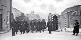 Jedni z pierwszych więźniów obozu koncentracyjnego w Dachau, styczeń 1933 r.