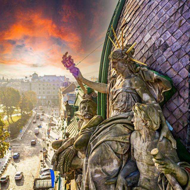 Lwowska „Statua Wolności” na dachu Muzeum Etnografii i Przemysłu Artystycznego.